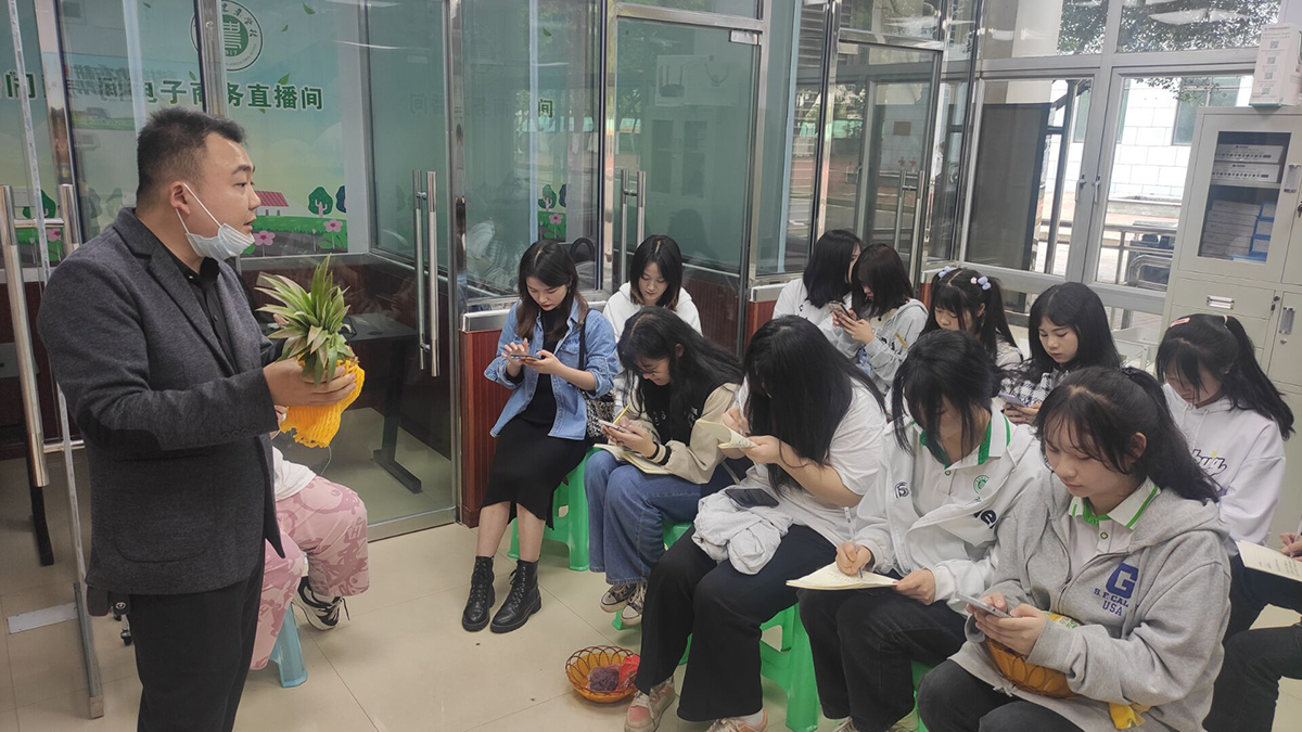 专家对师生进行培训