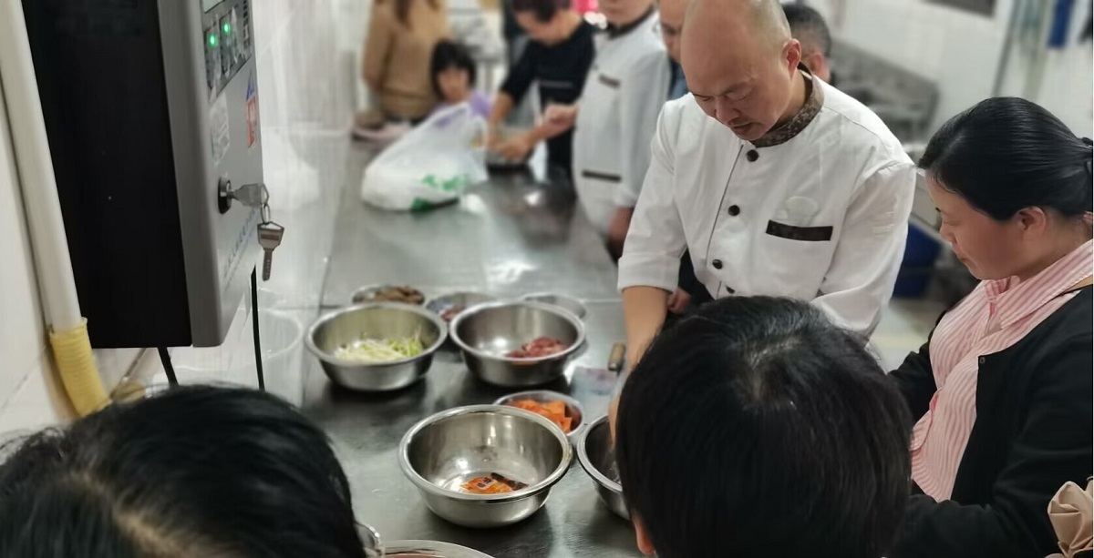 何志刚老师讲解食材准备