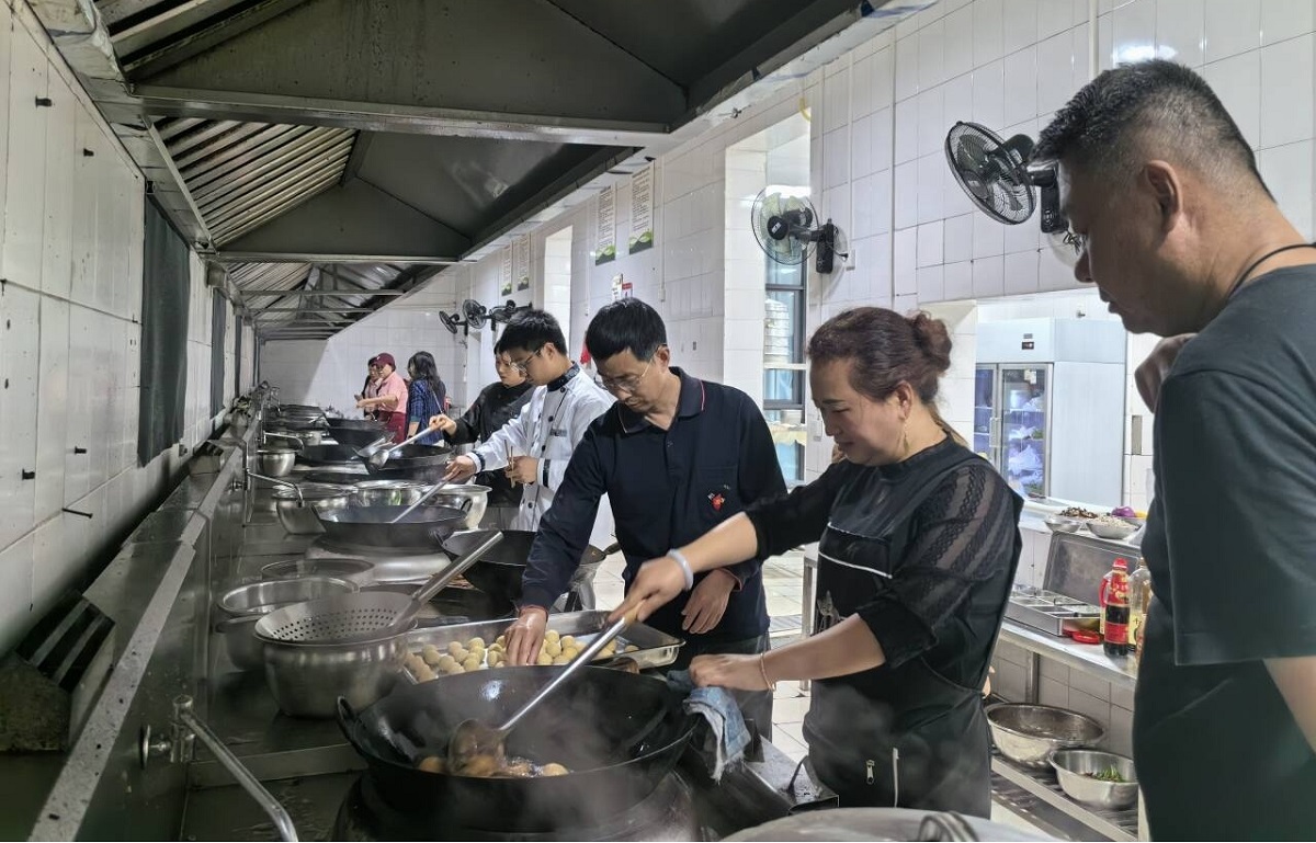 老师们积极练习烹饪技法